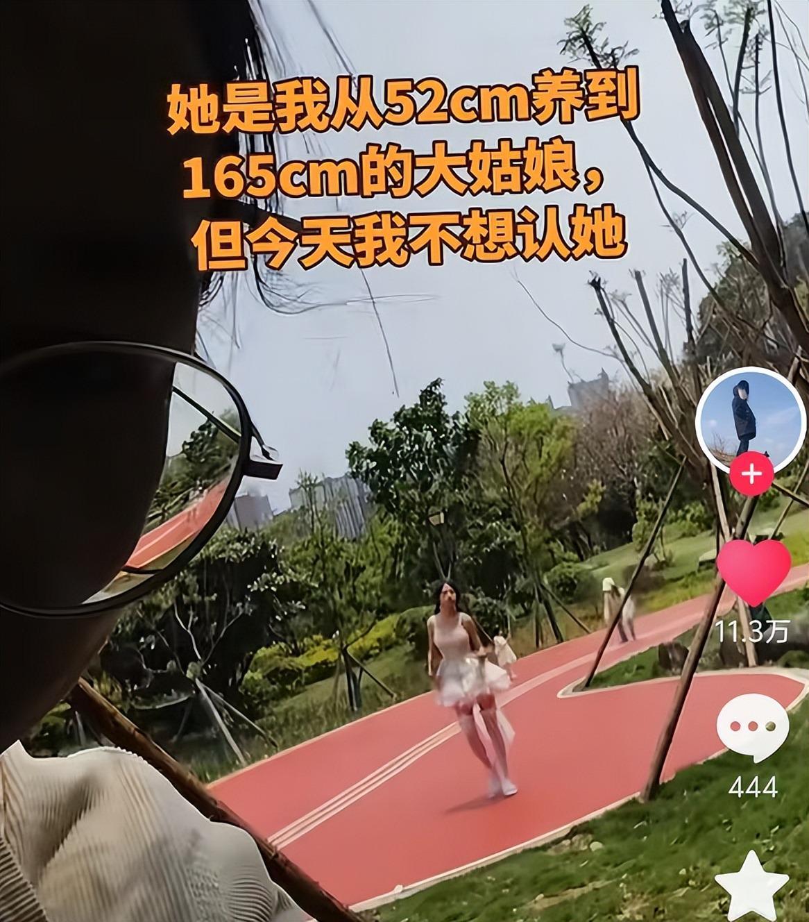 “好豪迈的洛丽塔”，165cm未成年女儿穿搭火了，家长尴尬不敢认